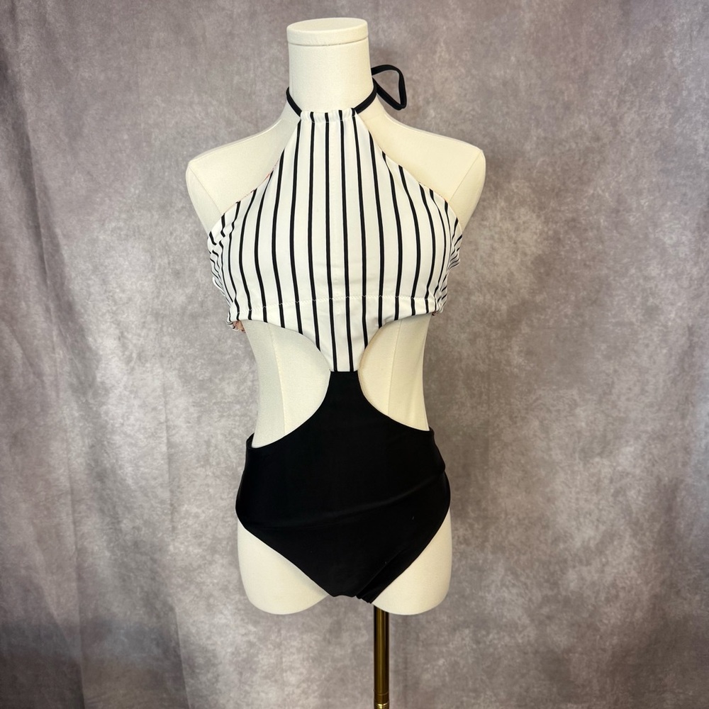 Cupshe Black and White Reversible Peach Coral Paisley One Piece Cutout Swimsuit - Picture 3 of 11